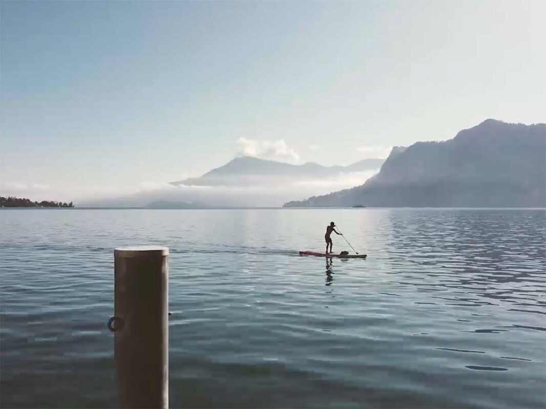 Bootsvermietung Vierwaldstättersee, Blick von der Mietstation auf den morgendlichen See.